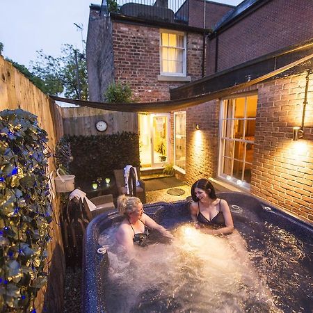 Chester Apartments Bagian luar foto