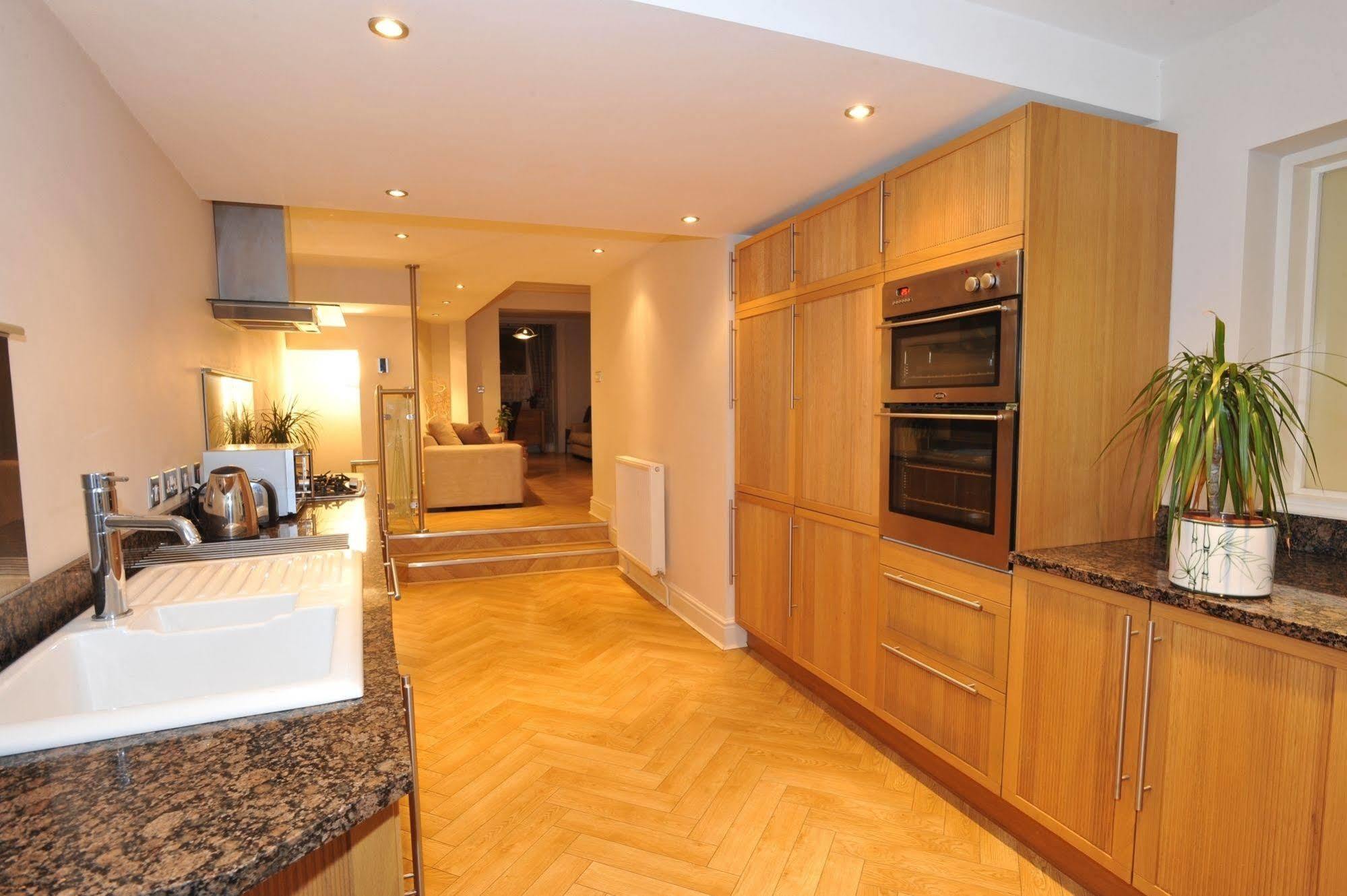 Chester Apartments Bagian luar foto
