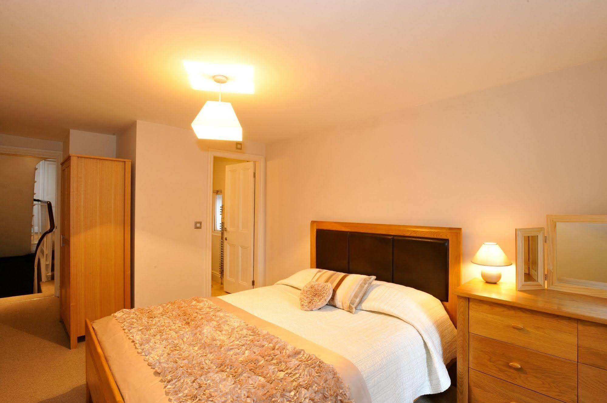 Chester Apartments Bagian luar foto
