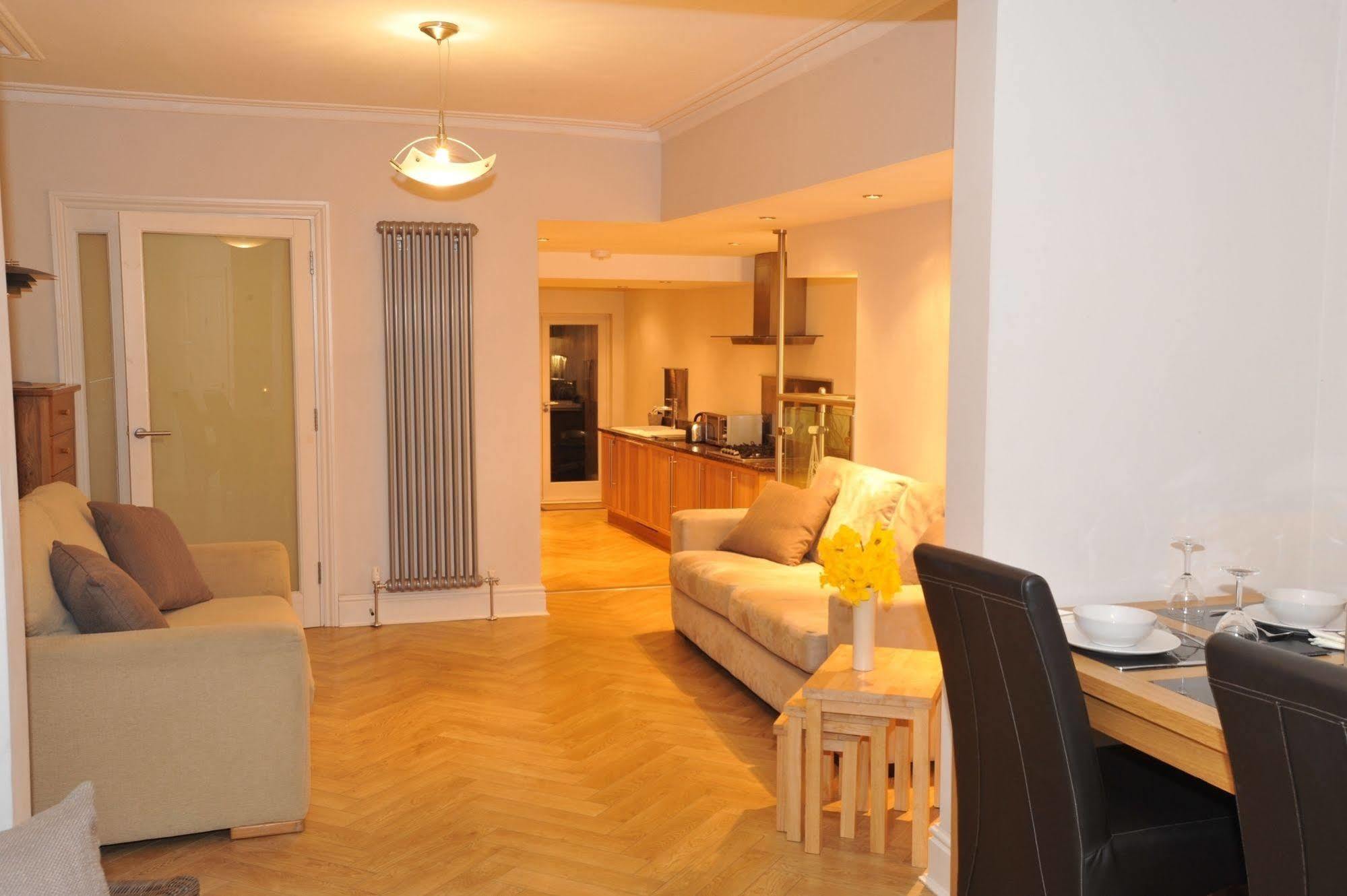 Chester Apartments Bagian luar foto