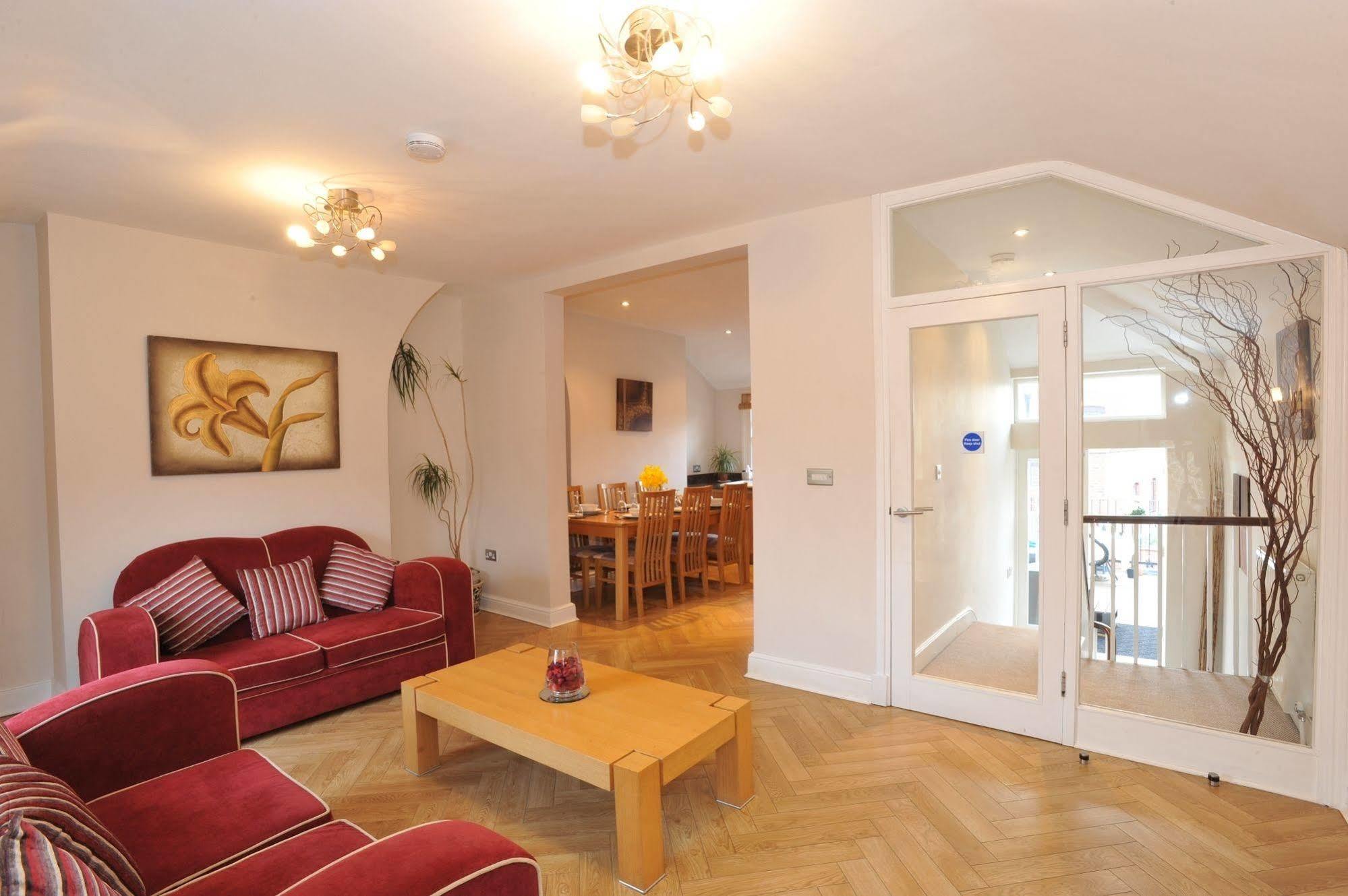 Chester Apartments Bagian luar foto